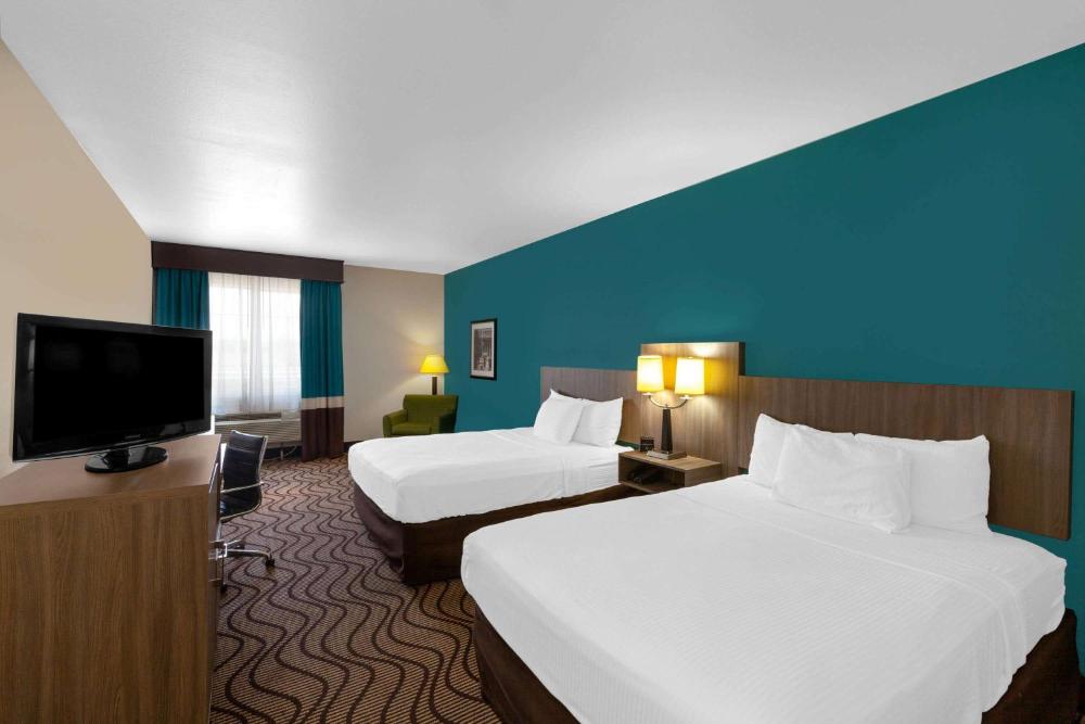 Queen Room with Two Queen Beds and Roll-In Shower - Mobility/Hearing Accessible - Non-Smoking interior